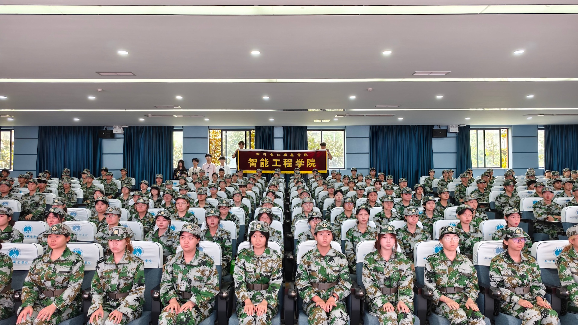 智能工程学院组织观看纪念中国人民抗日战争暨世界反法西斯战争胜利80周年大会阅兵仪式
