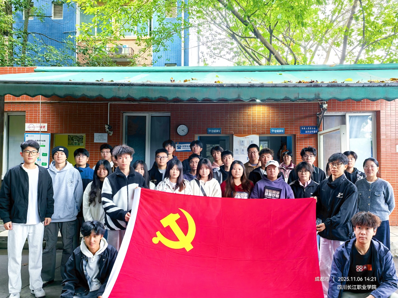 智能工程学院第二党支部深入寝室，共筑校园防诈“安全盾牌”